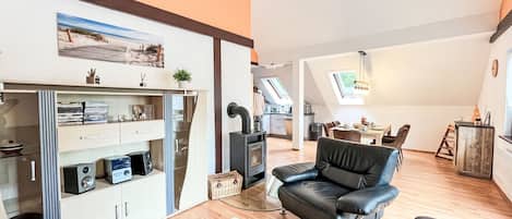 TV, fireplace