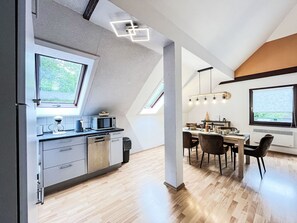 Kylskåp, mikrovågsugn, diskmaskin och grytor/köksredskap