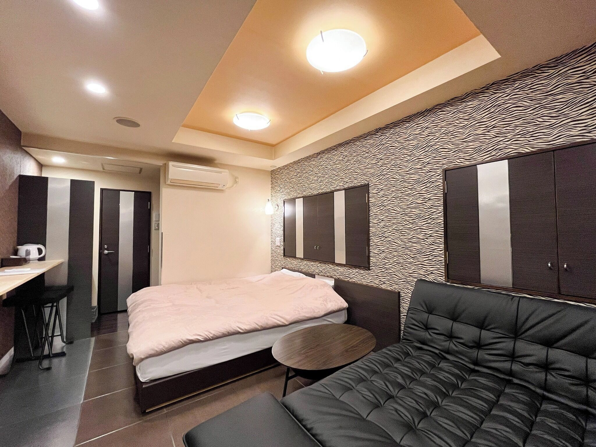 1 室のベッドルーム、デスク、WiFi (無料)、ベッドシーツ