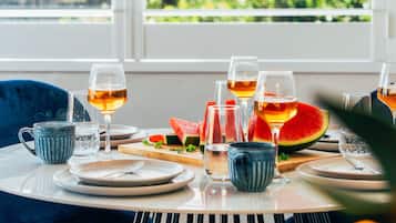 Deluxe Apartment, 2 Bedrooms, Non Smoking | Dining room