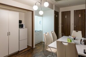 Geladeira, micro-ondas, cooktop, chaleira elétrica