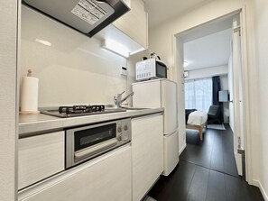 Kühlschrank, Mikrowelle, Herdplatte, Kochgeschirr/Geschirr/Besteck