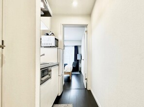 Kühlschrank, Mikrowelle, Herdplatte, Kochgeschirr/Geschirr/Besteck