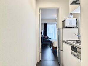 Kjøleskap, mikrobølgeovn, kokeplater og kjøkkenutstyr