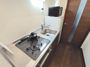 Réfrigérateur, micro-ondes, plaque de cuisson