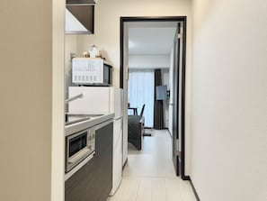 Frigorífico, microondas, placa de cocina y utensilios de cocina