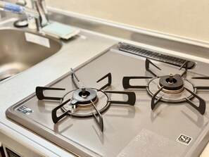 Fridge, microwave, stovetop, cookware/dishes/utensils