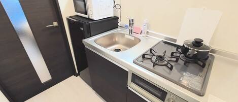 Réfrigérateur, micro-ondes, plaque de cuisson