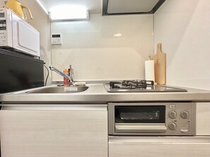 Kühlschrank, Mikrowelle, Herdplatte, Kochgeschirr/Geschirr/Besteck