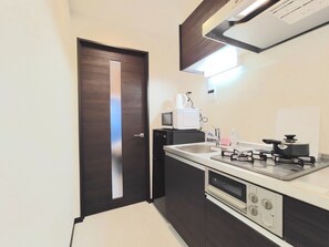 Kjøleskap, mikrobølgeovn, kokeplater og kjøkkenutstyr