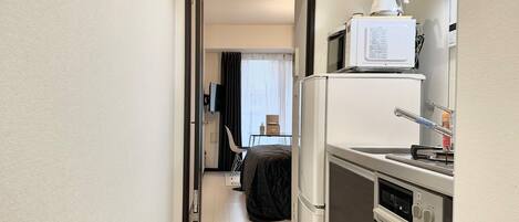 Kühlschrank, Mikrowelle, Herdplatte, Kochgeschirr/Geschirr/Besteck