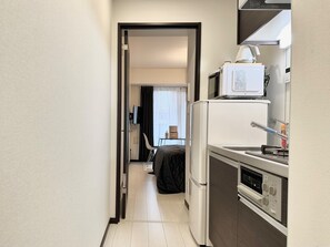 Frigorífico, microondas, placa de cocina y utensilios de cocina