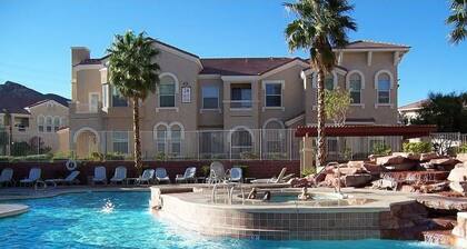 Beautiful one bd next to pool and hiking trails!