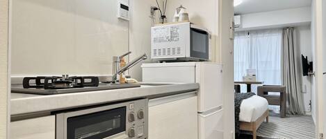 Geladeira, micro-ondas, cooktop, talheres/pratos/utensílios de cozinha