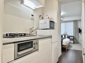 Køleskab, mikrobølgeovn, kogeplade, køkkentøj/tallerkener/redskaber