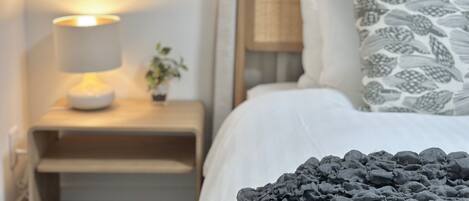 1 bedroom, desk, internet, bed sheets