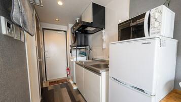 Jääkaappi, mikroaaltouuni, liesi, keittoastiat/astiat/ruokailuvälineet