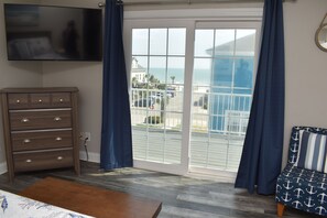 Living area - The Aqua House - 100 Steps From Garden City Beach (Garden City Beach)