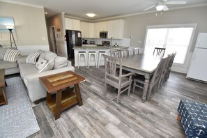 Living area - The Aqua House - 100 Steps From Garden City Beach (Garden City Beach)