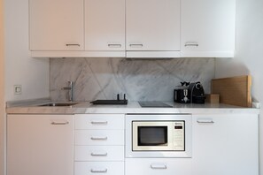Geladeira, micro-ondas, fogão, cooktop