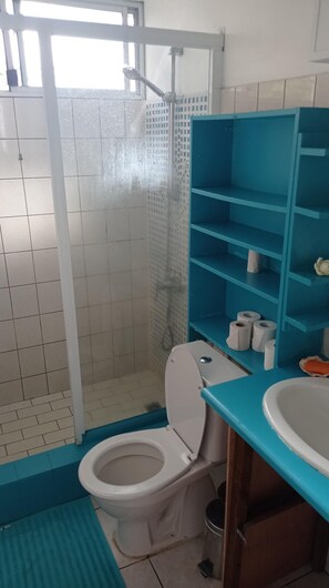 Douche, sèche-cheveux, serviettes fournies, savon