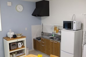 Fridge, microwave, stovetop, cookware/dishes/utensils