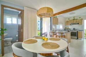 Jääkaappi, uuni, liesi, kahvin-/teenkeitin