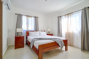 3 slaapkamers, een strijkplank/strijkijzer, wifi, beddengoed