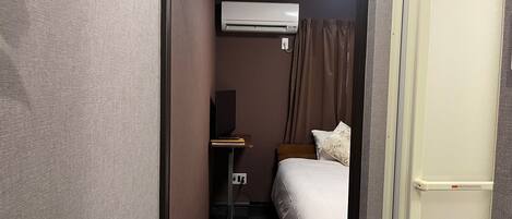 1 bedroom, desk, free WiFi, bed sheets