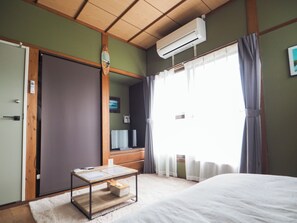 3 室のベッドルーム、デスク、WiFi (無料)、ベッドシーツ