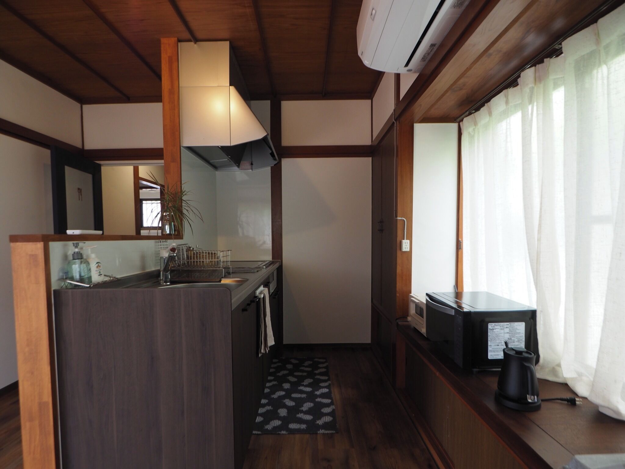 Refrigerador, microondas, parrilla de estufa y utensilios de cocina 