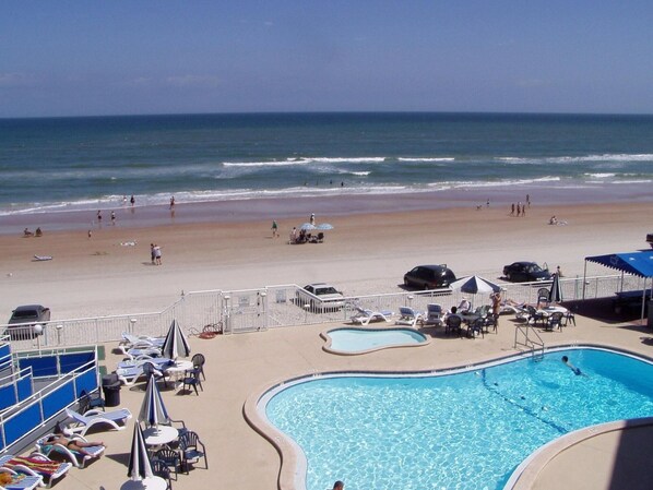 Utendørsbasseng og et oppvarmet basseng