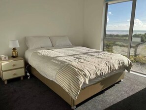 2 slaapkamers, een strijkplank/strijkijzer, gratis wifi, beddengoed