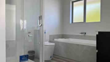 Hårføner, håndklær, såpe og sjampo