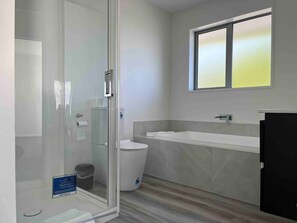 Een haardroger, handdoeken, zeep, shampoo