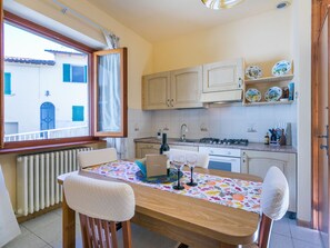 Kühlschrank, Ofen, Geschirrspüler, Kochgeschirr/Geschirr/Besteck