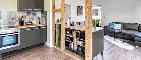 Een koelkast, een oven, een kookplaat, een koffiezetapparaat/waterkoker