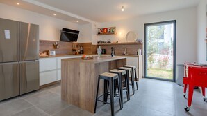Kühlschrank, Ofen, Geschirrspüler, Kochgeschirr/Geschirr/Besteck