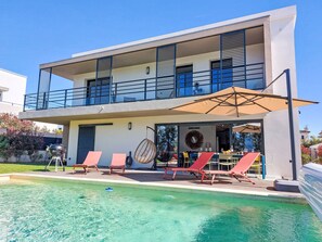 Een verwarmd zwembad