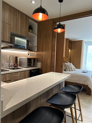 Een koelkast, een magnetron, een oven, een kookplaat