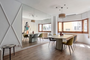 Dining - Dreamy Recoletos 2BR w/ Pool & Doorman, close to Park, by Blueground (Madrid)