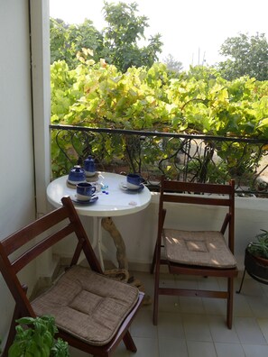 Outdoor dining - Apartment 'Helios Rhodos 1' with Private Terrace, Wi-Fi and Air Conditioning (Rhodos)