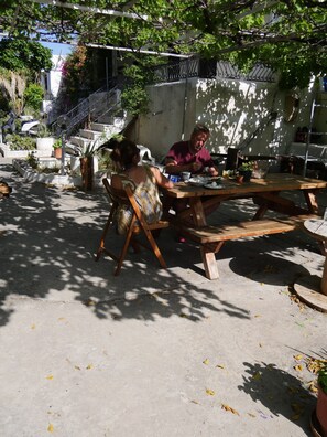 Outdoor dining - Apartment 'Helios Rhodos 1' with Private Terrace, Wi-Fi and Air Conditioning (Rhodos)