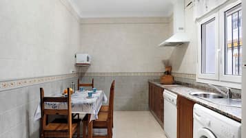 Een koelkast, een magnetron, een kookplaat, een vaatwasser