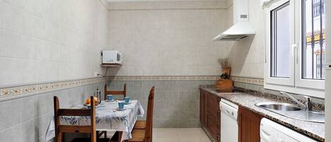 ثلاجة، ميكروويف، موقد طهي مسطح، غسالة أطباق