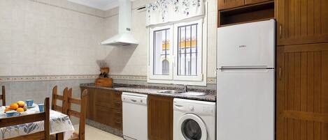 Fridge, microwave, stovetop, dishwasher