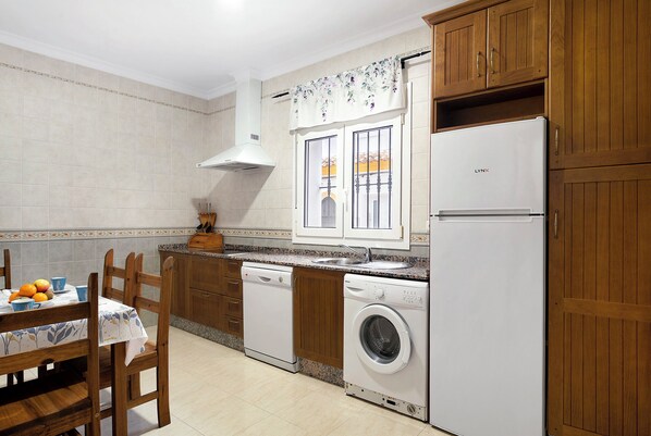 Jääkaappi, mikroaaltouuni, liesi, astianpesukone