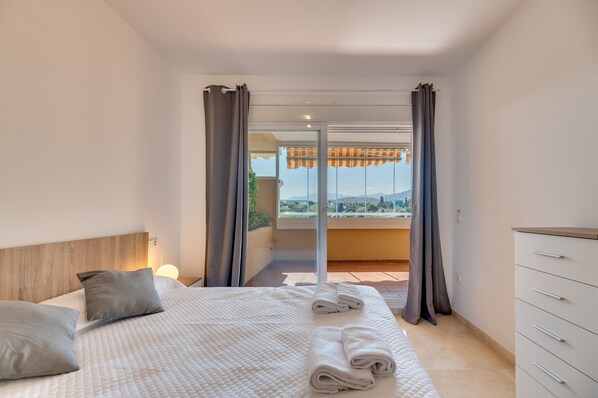 2 slaapkamers, een strijkplank/strijkijzer, gratis wifi, beddengoed