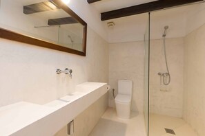 Een douche, een haardroger, handdoeken