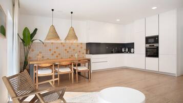 Réfrigérateur, micro-ondes, plaque de cuisson, lave-vaisselle